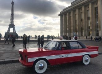 En París podés tomarte un Uber de juguete