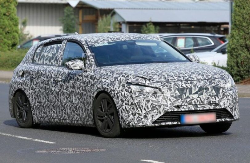 El futuro 308 estrenará el nuevo logo de Peugeot