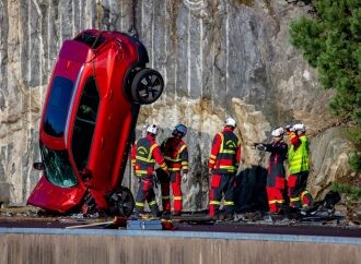 La seguridad de los Volvo: lo tiran desde 30 metros de altura