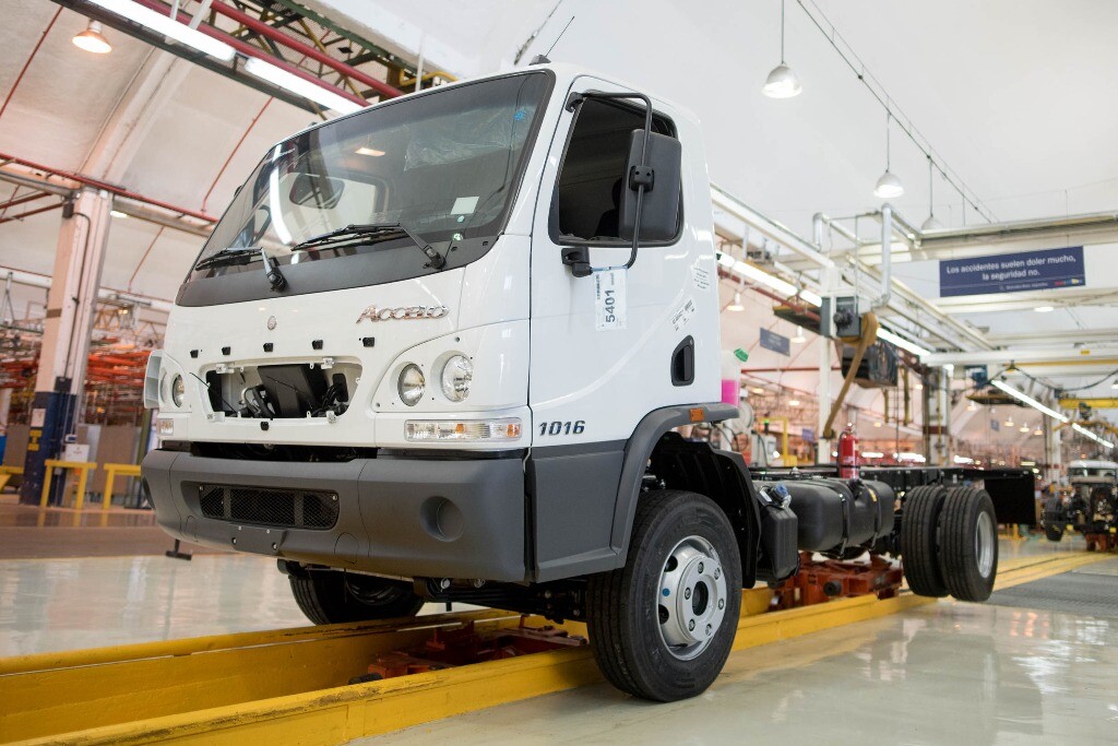 Mercedes-Benz Camiones y Buses celebra los 20 años del Accelo - AUTOWEB ...