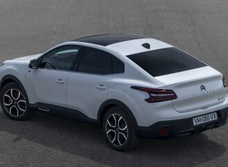 Citroën muestra el C4 X en Europa, con carrocería sedán