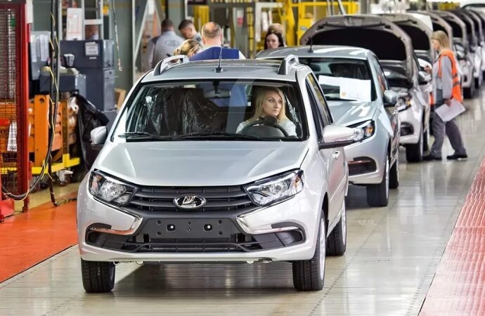 Lada volvió a producir en Rusia, pero sin airbags ni ABS