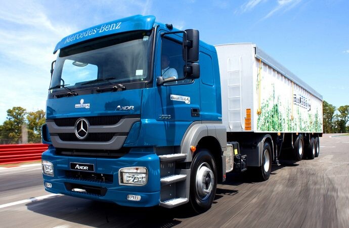 Mercedes promueve la igualdad de género en el transporte de cargas