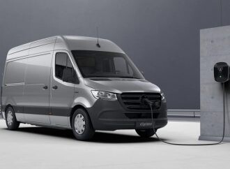 Mercedes y Rivian harán furgones eléctricos en conjunto