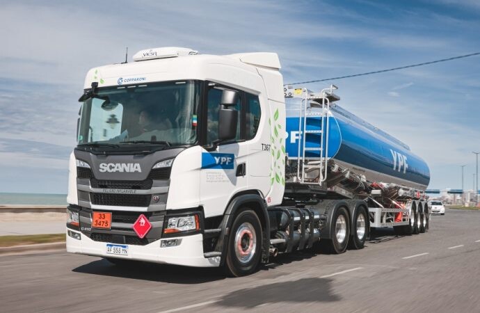 Un camión Scania a GNC transportará combustible de YPF