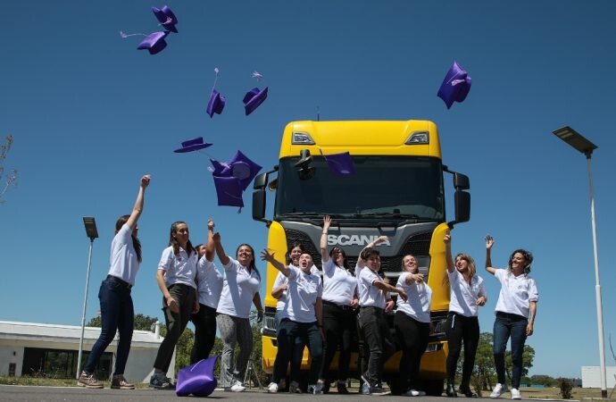 Scania suma otras 12 egresadas de su programa Conductoras