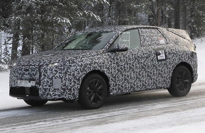 El nuevo Peugeot 3008 sale a dar vueltas por primera vez (¿o es el 4008?)