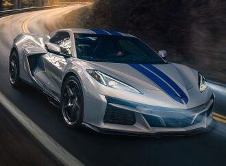 El Corvette festeja 70 años con su primera versión híbrida