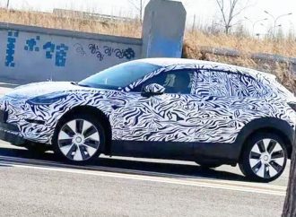 Un Mazda CX-30 camuflado y disfrazado de Tesla desconcierta a la prensa