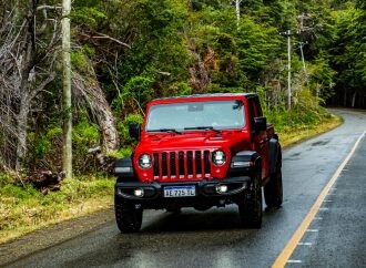 Jeep acompaña a Trown en la reforestación de bosques en la Patagonia