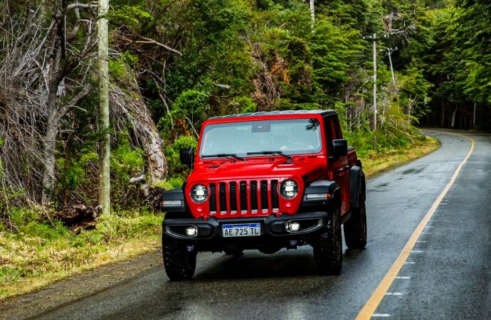 Jeep acompaña a Trown en la reforestación de bosques en la Patagonia