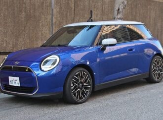 Cazan al nuevo Mini eléctrico totalmente al desnudo