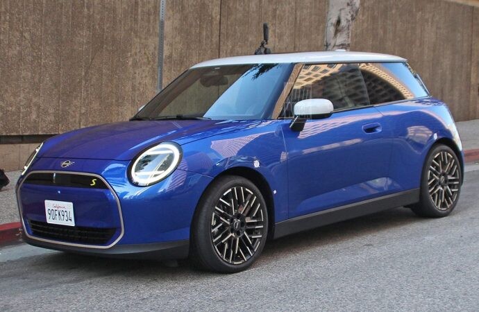 Cazan al nuevo Mini eléctrico totalmente al desnudo