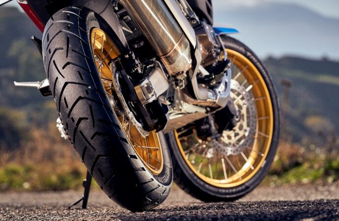 Okinoi amplía su oferta con la colaboración de Pirelli y Metzeler