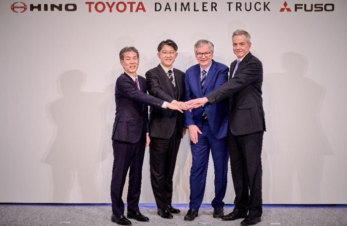 Daimler y Toyota fusionan sus compañías japonesas de camiones
