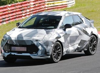 El nuevo Toyota CH-R, casi al descubierto