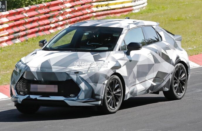 El nuevo Toyota CH-R, casi al descubierto