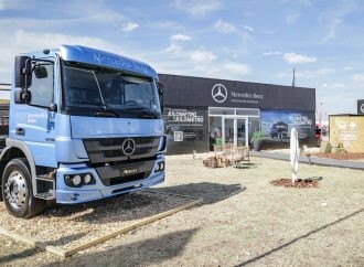 Mercedes-Benz Camiones y Buses junto al campo presente en AgroActiva 2023