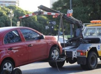 A quién reclamo si la grúa acarrea mi auto mal estacionado y lo daña