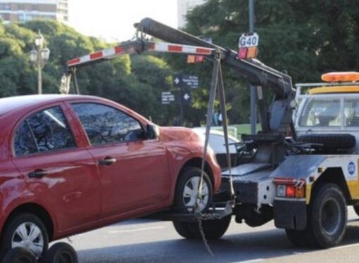 A quién reclamo si la grúa acarrea mi auto mal estacionado y lo daña