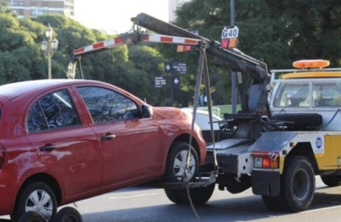 A quién reclamo si la grúa acarrea mi auto mal estacionado y lo daña