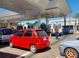 Desbordan de extranjeros las estaciones de servicio fronterizas por el precio del combustible en la Argentina
