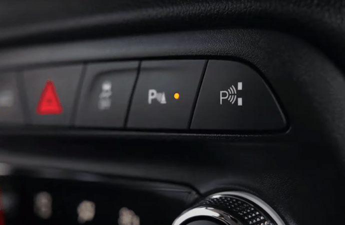 Los Chevrolet Onix y Tracker recuperan equipamientos perdidos por la crisis de los chips