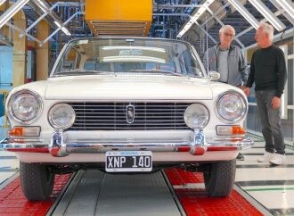 Oreste Berta y Horacio Pagani visitaron la fábrica Santa Isabel junto a un Torino 380W