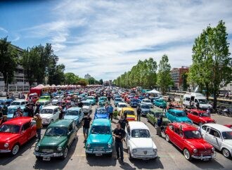 Cientos de Fiat 600 en la inauguración oficial del Museo del Fitito