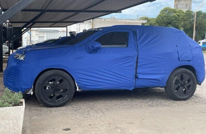 El Peugeot 2008 se sigue escondiendo antes de su estreno nacional