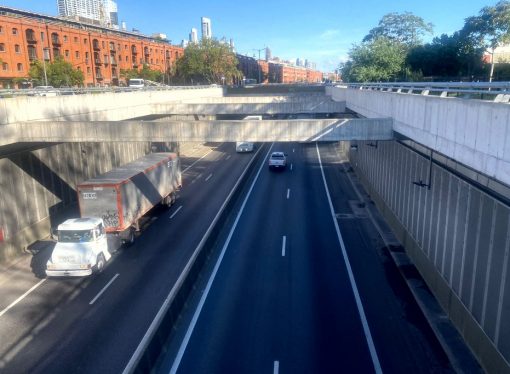 Los automóviles podrán circular por el Paseo del Bajo los fines de semana