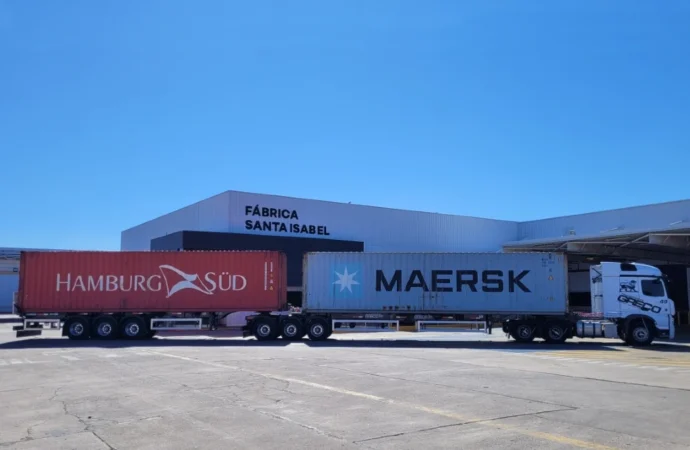 Renault comenzó a utilizar bitrenes entre el puerto de Buenos Aires y su planta de Córdoba
