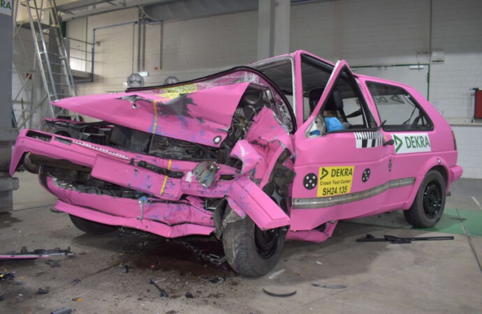 Hicieron la prueba de choque de un VW Golf 1989: mirá cómo le fue