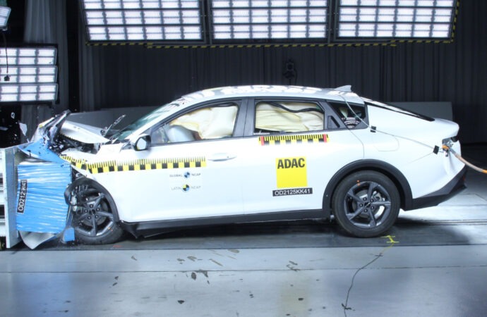 Latin NCAP: cinco estrellas para el Kia K4 que llega este año
